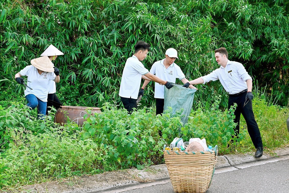 各度假村的志愿者在各条道路开展塑料垃圾收集活动。图自越通社