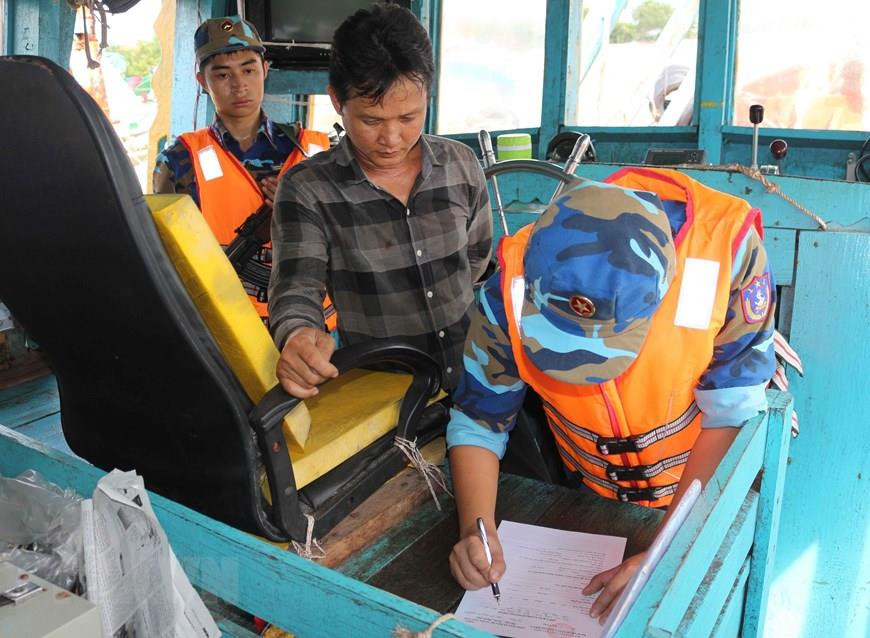 2018年3月2日和3日，越南海警在西南海域连续抓获走私近60万升DO油的三艘船。越通社记者 黄世英 摄