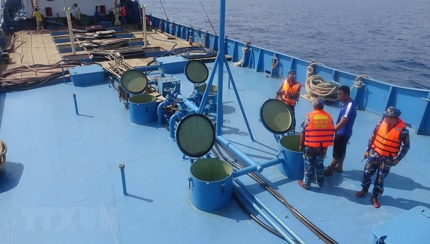 2018年3月2日和3日两天内，越南海警在西南海域连续抓获走私近60万升DO油的三艘船。越通社记者 黄世英 摄