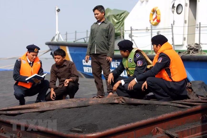 2007号海警船2009年11月在下龙湾海域抓获走私近3000顿煤炭的ND 1865 和 HN 0525号船。越通社记者 仲德 摄
