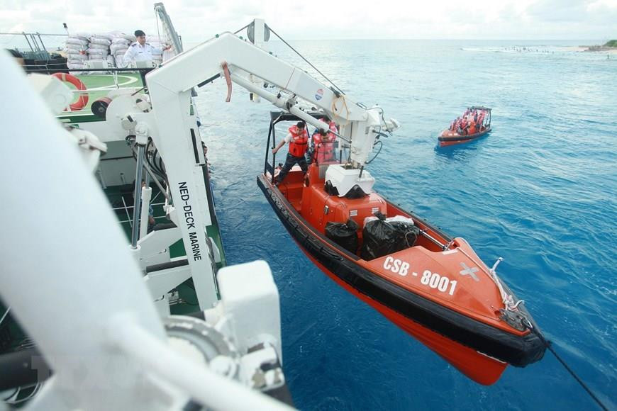 8001号海警船在DK1/15海上高脚屋附近海域执法。越通社记者 林庆 摄