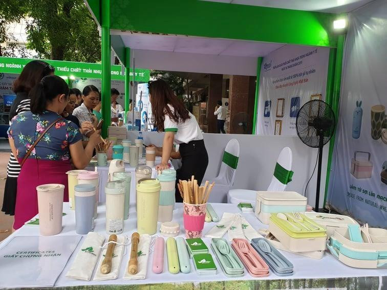 可多次使用的木制饭盒、勺子、杯子等产品。图自越通社