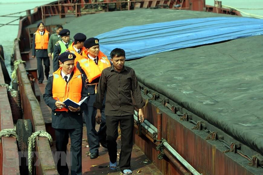2007号海警船2009年11月在下龙湾海域抓获走私近3000顿煤炭的ND 1865 和 HN 0525号船。越通社记者 仲德 摄