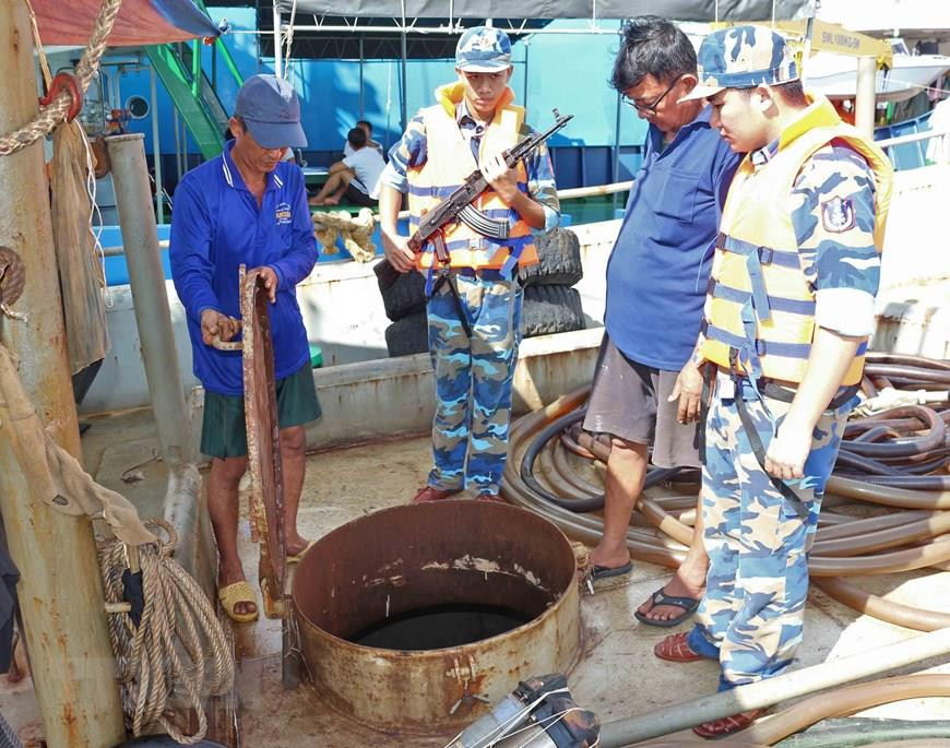 越南海警第四区司令部402号队战士参加打击西南海域上的贸易走私和贸易欺诈行为。越通社记者 黄世英 摄
