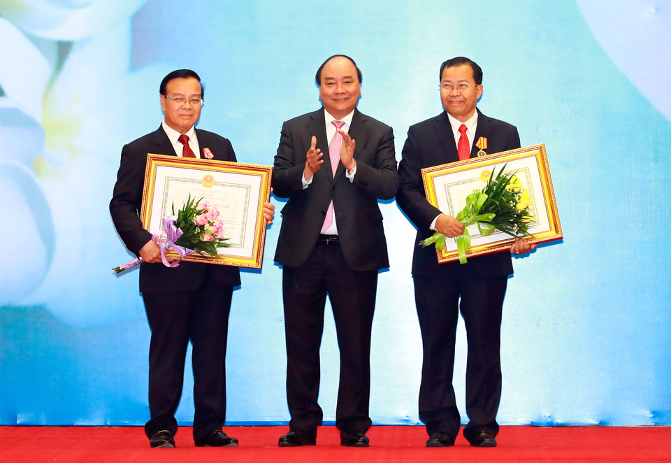 阮春福总理向老挝领导授予一级独立勋章及二级独立勋章（图片来源：越通社）