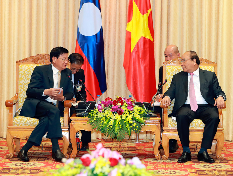 越南政府总理阮春福和老挝政府总理通伦·西苏里进行会谈（图片来源：越通社）
