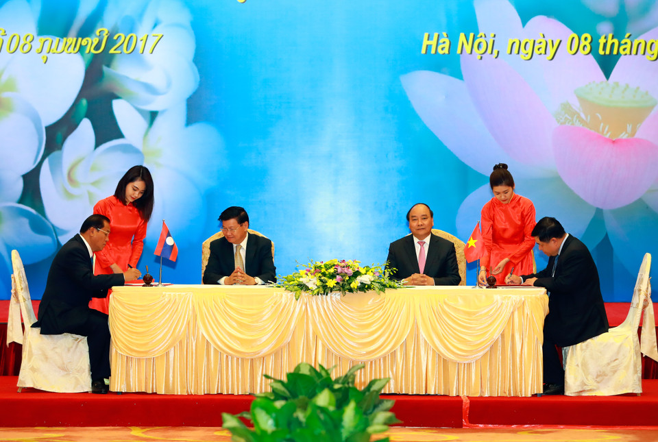 两国总理见证《越南政府与老挝政府2017年合作协议与计划》签署仪式（图片来源：越通社）