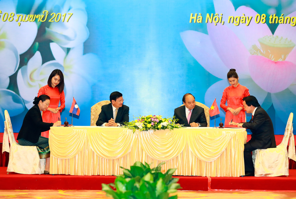 两国总理见证《越南教育培训部与老挝教育体育部2017年合作计划》签署仪式（图片来源：越通社）