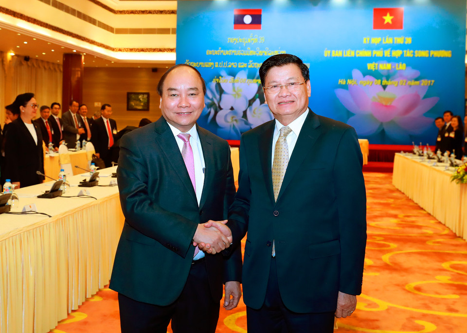 越南政府总理阮春福和老挝政府总理通伦·西苏里在会议前合影（图片来源：越通社）