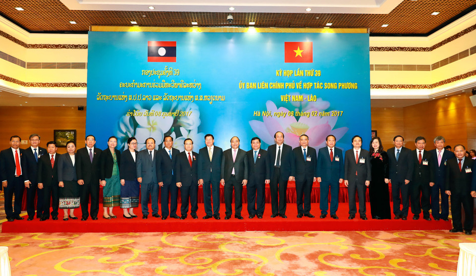 两国总理同与会代表合影（图片来源：越通社）