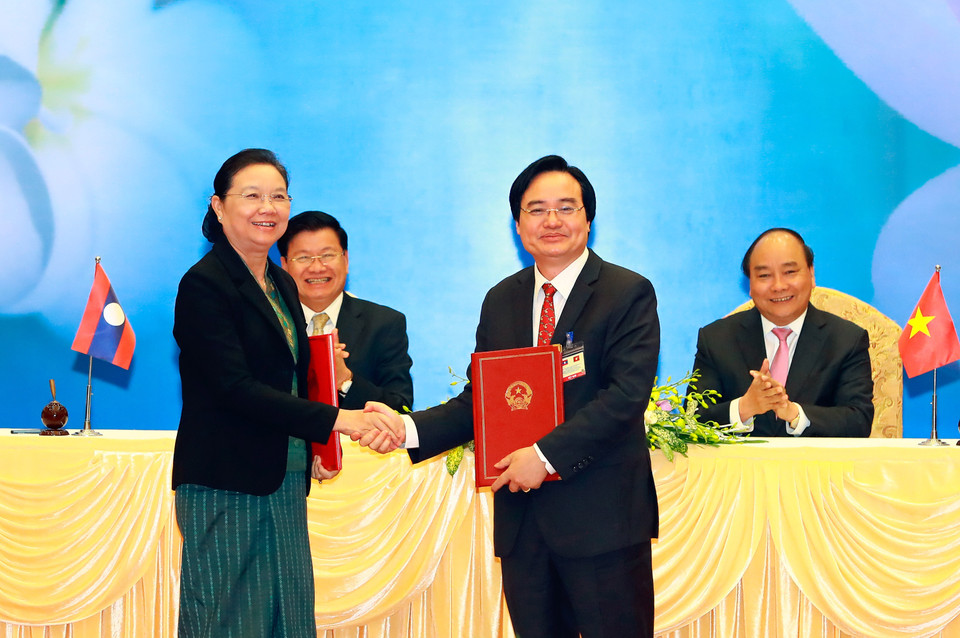 两国总理见证《越南教育培训部与老挝教育体育部2017年合作计划》签署仪式（图片来源：越通社）