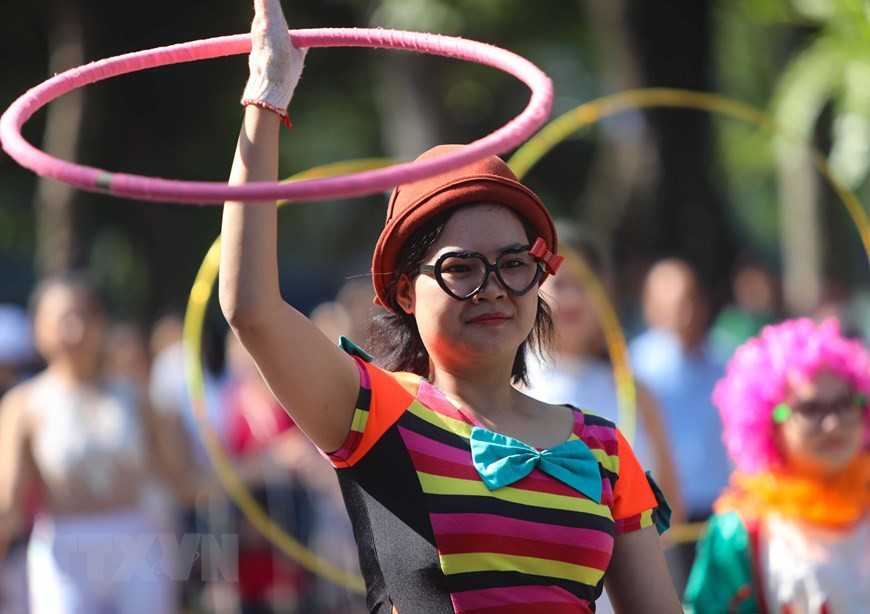 诸多杂技演员日前一同参加在还剑湖步行街举行的杂技文艺演出活动，为市民和游客献上一场精彩的杂技表演。 越通社记者青松 摄