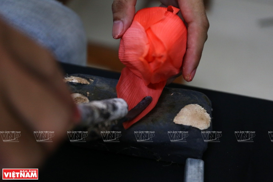 花瓣处理工序。（来源：《越南画报》）