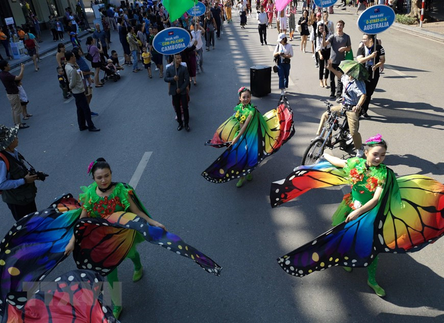 诸多杂技演员日前一同参加在还剑湖步行街举行的杂技文艺演出活动，为市民和游客献上一场精彩的杂技表演。 越通社记者青松 摄