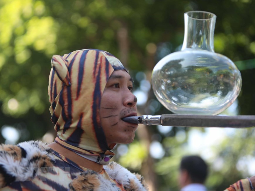 诸多杂技演员日前一同参加在还剑湖步行街举行的杂技文艺演出活动，为市民和游客献上一场精彩的杂技表演。 越通社记者青松 摄