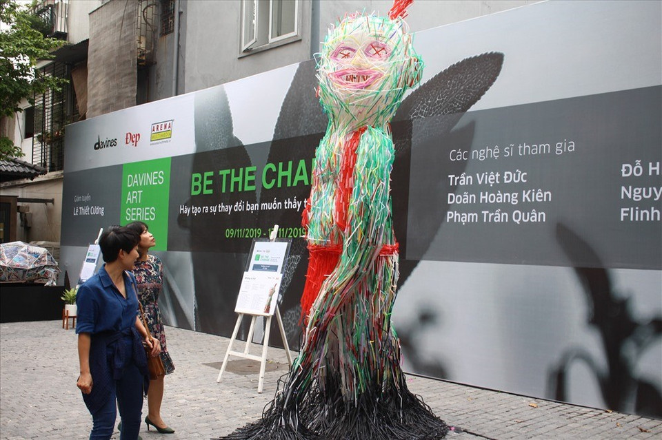 2019年第七次达芬尼斯艺术展展出的作品。作者用塑料吸管制造水上木偶戏最具代表性人物的乐娃。高达3.5米塑料吸管的乐娃颇受参观者的关注，同时提醒大家停止使用一次性塑料吸管。塑料吸管带来的环境危机，在海洋里最为突出。据海洋保护协会统计，塑料吸管已经成为当今十大海洋垃圾之一，其对海洋生物的伤害，让人触目惊心。图自VIETNAM+