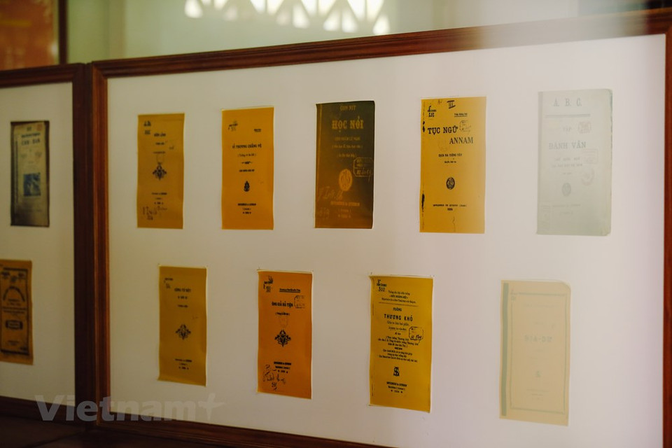 在教堂里所保留的国语首个印刷版。图片来源：Vietnam+