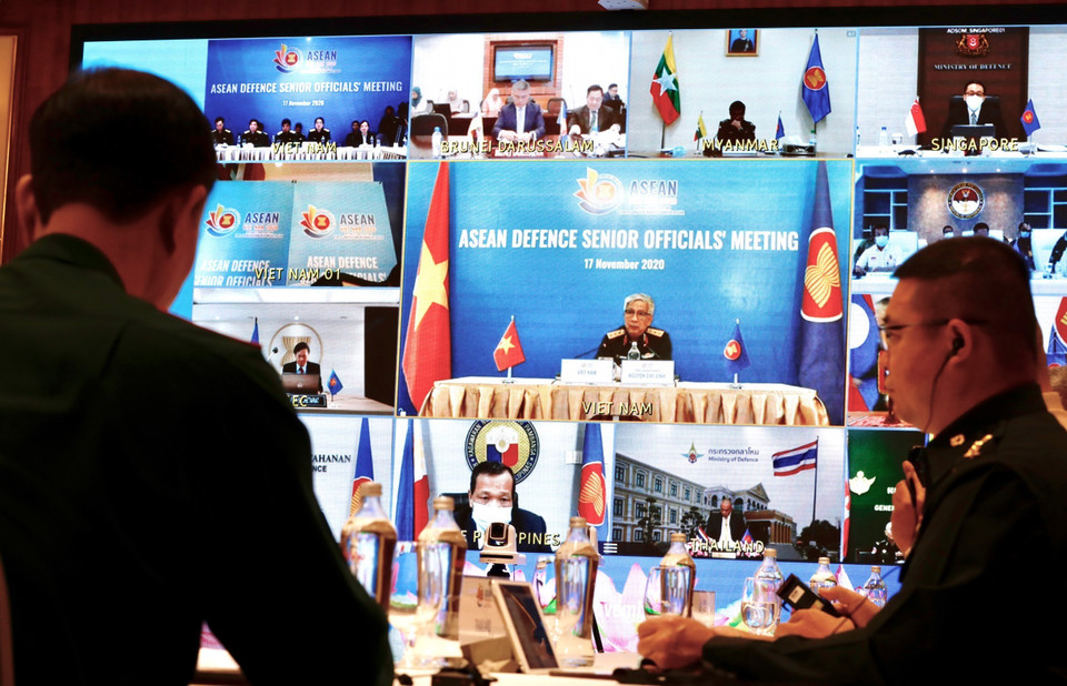 2020年，尽管各方并非直接会面，但东盟所有防务合作内容依然取得良好成果。东盟各国间的防务合作，如2020年2月召开的东盟国防部长非正式会议发表的 “东盟国防部长关于抗击新冠肺炎疫情中防务合作的联合声明”对新冠肺炎疫情防控工作作出了积极贡献。图片来源：越通社