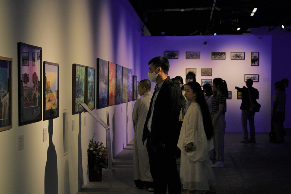 展会上还播出氛围音乐，对展会的空间十分适合，其有助于刺激参观者的各种感官。参展的各位才华横溢的年轻艺术家的作品在出名的 Vincom 贸易中心亮相，给公众提供了接触当代艺术的机会。展示作品都围绕着“活海”主题。海洋为人类提供了风能，食物，水，旅游，矿物等一系列资源，可以这么说，大海是人类在地球上赖以生存的最重要的“伙伴”之一。图自VIETNAM+