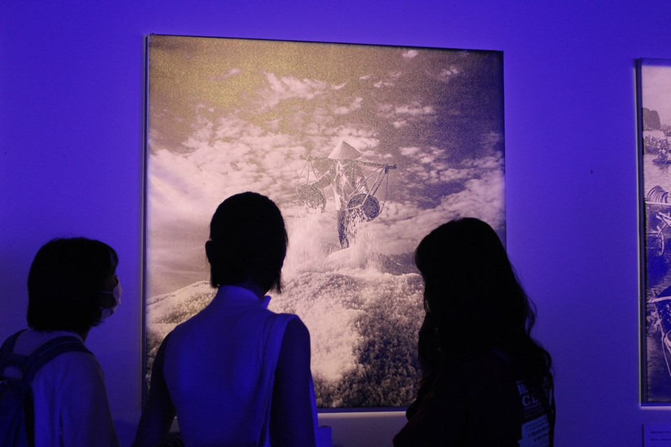 绿灯有助于吸引参观者对展会上展示的图片、绘画作品的关注。图中就是邓玉泰摄影师在芽庄海滩上拍摄的作品。随着海洋的开发，也带来了海洋环境污染的严重问题。凡是人类活动产生的一切废弃物总是直接或间接地以这种或那种形式侵入海洋，并最终在海洋中找到归宿，所以，有人把海洋称为巨大的“垃圾桶”。图自VIETNAM+