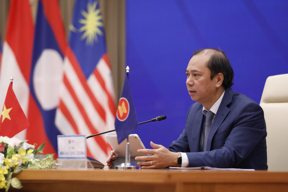 第37 届东盟峰会及系列会议以及各重要活动包括：第37届东盟峰会；东盟与中国、东盟与日本、东盟与韩国、东盟与印度、东盟与美国、东盟与澳大利亚和东盟与联合国（ASEAN+1）领导人会议； 东盟与新西兰建立对话伙伴关系45周年纪念峰会；第23届东盟与中日韩领导人会议；第15届东亚峰会；《区域全面经济伙伴关系协定》(RCEP)领导人会议；湄公河流域国家与日本、湄公河流域国家与韩国领导人会议；第十次老挝、柬埔寨、越南和缅甸领导人会议和柬埔寨、老挝和越南三国发展三角区领导人会议等。越通社记者 杨江 摄