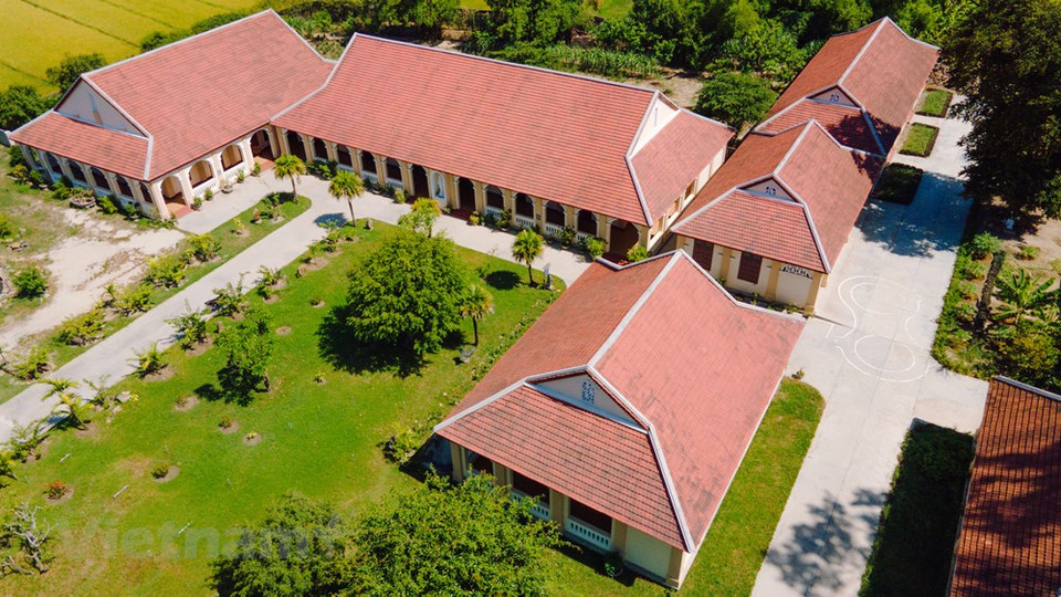 村河教堂富有哥特式的建筑风格，这是欧洲人教堂和宫殿的独特建筑风格。图片来源：Vietnam+