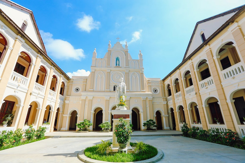 教堂正面建筑风格按照传统教堂建筑风格进行装饰。图片来源：Vietnam+