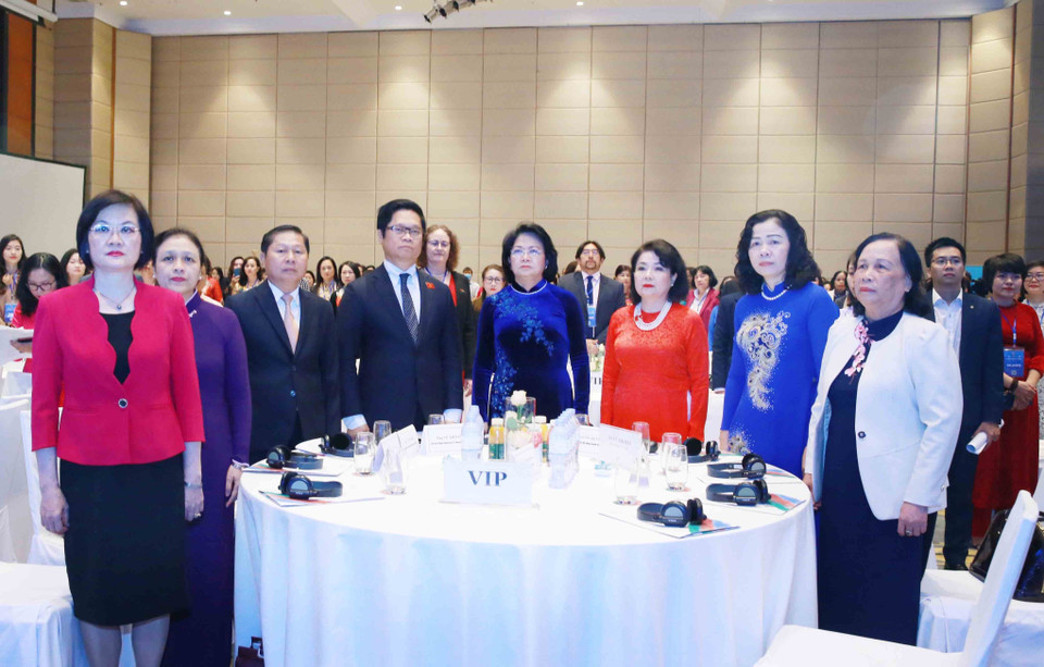越南国家副主席邓氏玉盛与与会代表合影。越通社记者 芳花 摄