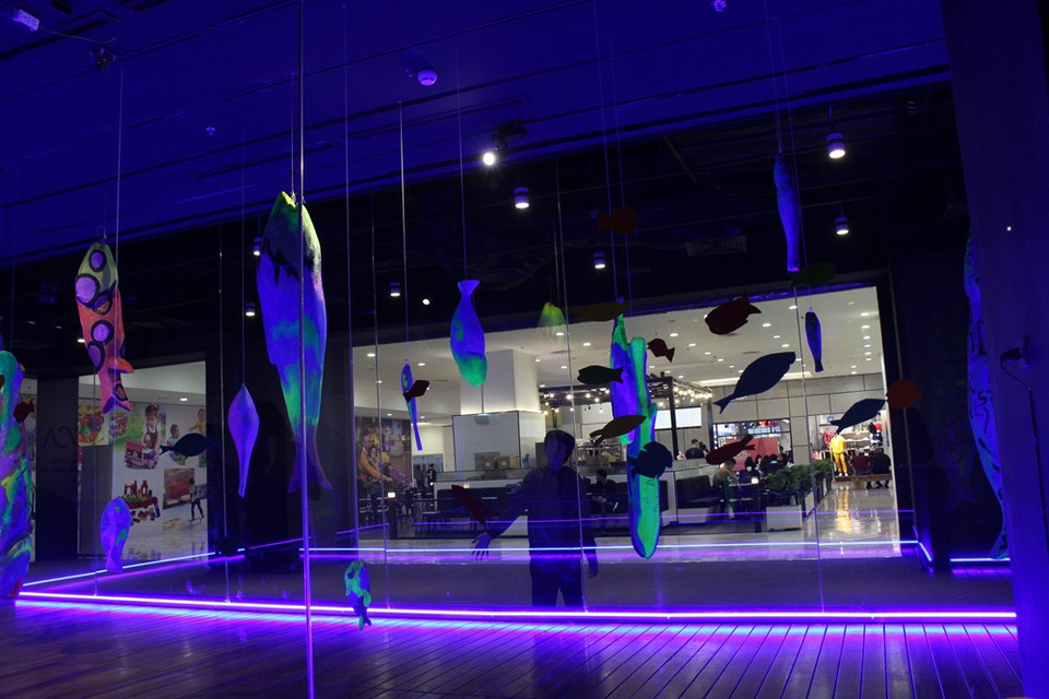 第二个装置艺术作品由阮明孝艺术家创作。悬挂在尺寸为18x2x3米的“玻璃缸”的这些鱼都是从可回收塑料制造的。蓝灯更有助于突出作品的特色及其海洋韵味。展会上展出的作品类型多样，有绘画、雕塑、音乐、装置等，承载着每一位作者对美丽海洋的不同感受。图自VIETNAM+