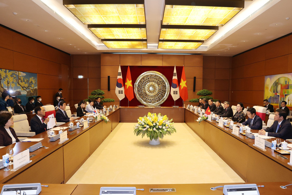 越南与韩国关系正呈现良好的发展态势，各个领域的合作取得良好成效，尤其是在2009年两国建立战略合作伙伴关系之后。韩国是越南最重要的伙伴之一。越南是韩国新南方政策的关键合作伙伴。越通社记者 仲德 摄