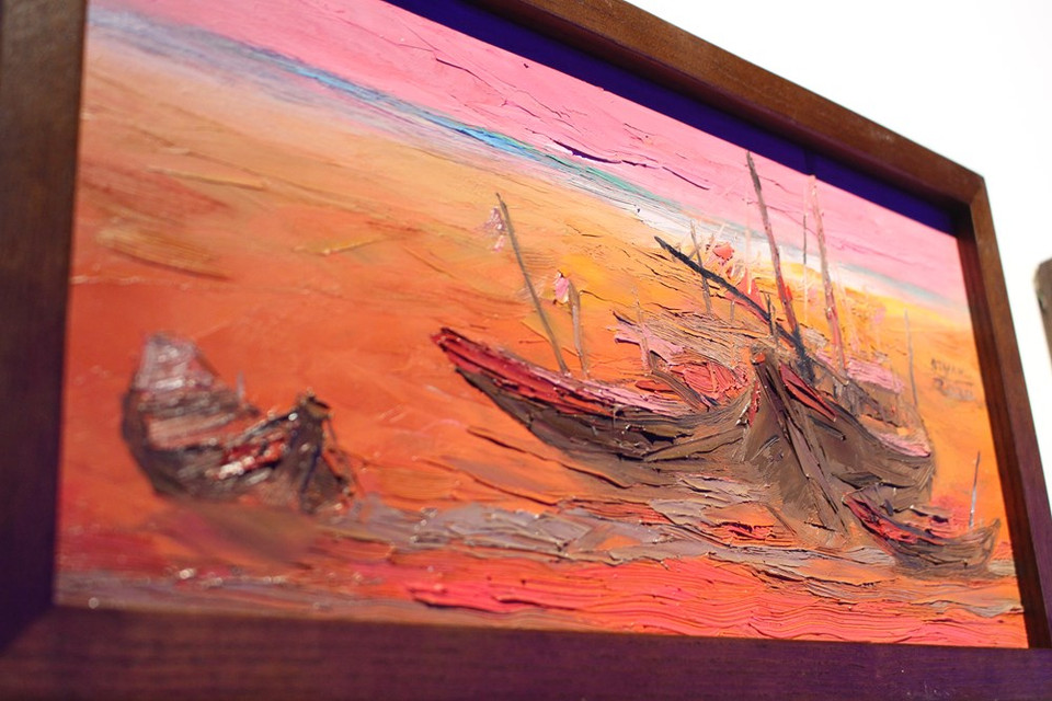 阮国胜画家多彩美丽的油漆画作《安逸的黄昏》（一）。在自己的多个作品当中，阮国胜画家善于高对比度，天可以是红色，海洋可以是黄色，沙滩可以是浅绿色等。此前，越南画报副刊《美》杂志和达芬尼斯时装品牌于2013年10月在河内Vincom Mega Mall Royal City贸易中心联合举办第一次达芬尼斯艺术展(Davines Art Series 1)，力争缩短当代艺术与公众之间的距离。图自VIETNAM+