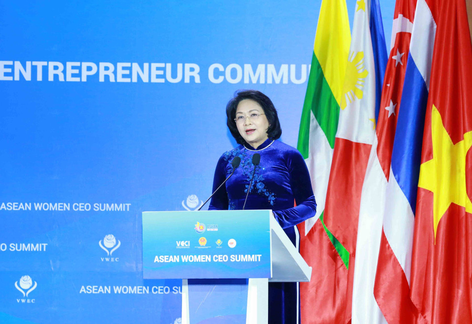 越南国家副主席邓氏玉盛在会议上发表讲话。越通社记者 芳花 摄