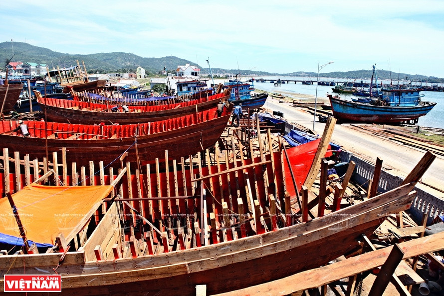 广义省渔民造船出海捕捞金枪鱼，服务于出口。图片来源：越通社