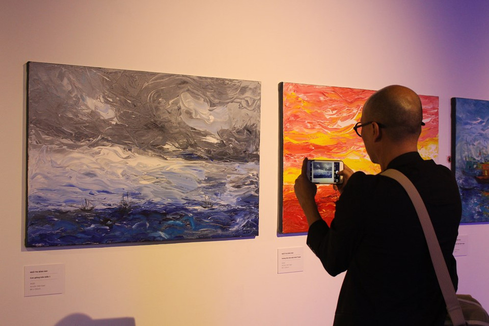 吴氏萍儿画家在《海上雷暴》（一）和《宁顺省海滩上的黄昏》等两幅油漆画中采用相反的颜色，有助于刺激参观者的视线。展品筛选负责人黎铁刚对这种崭新的做法评价说：“这是必要的破格，是我们的第一次尝试。公众可以自然而然地接触艺术，就是专业人士也未必能做到的事。” 图自VIETNAM+