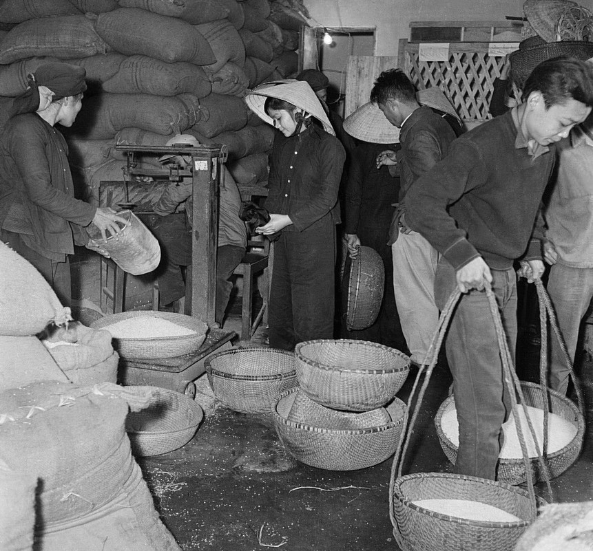  购买大米。越通社资料图