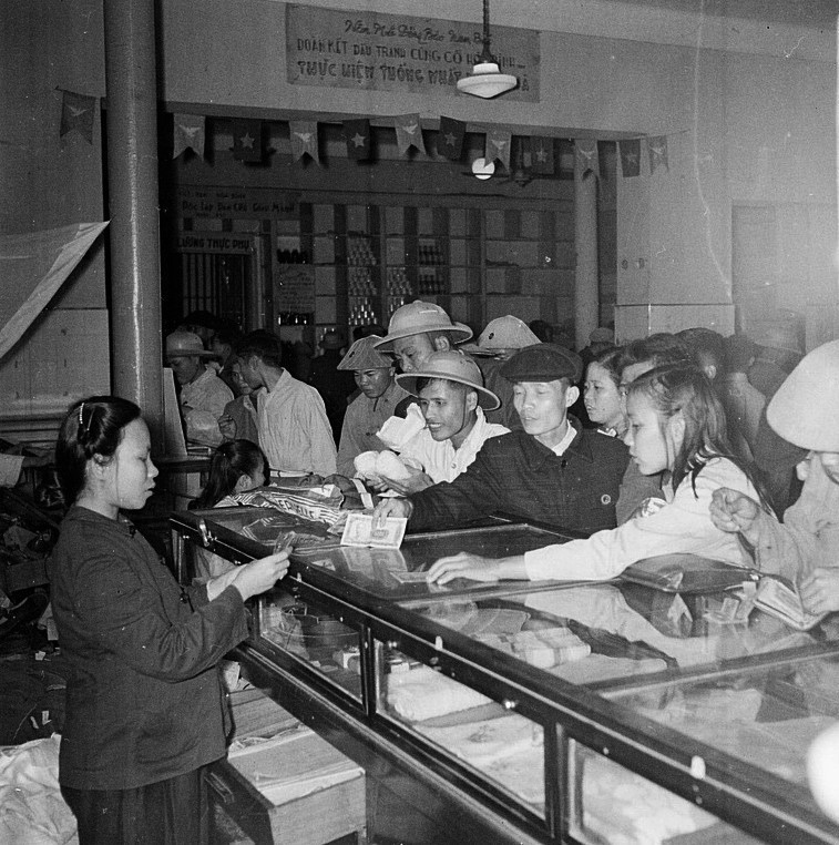  购买年货。越通社资料图