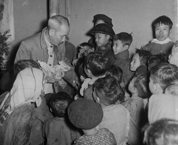 1956年春节胡志明主席​给孩子们吃糖。越通社资料图