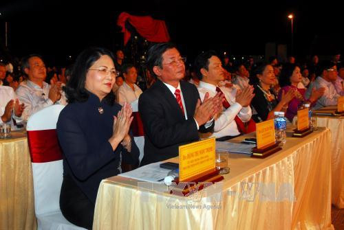 越南国家副主席邓氏玉盛出席2016年宁顺省葡萄和葡萄酒节开幕式。（图片来源：越通社）