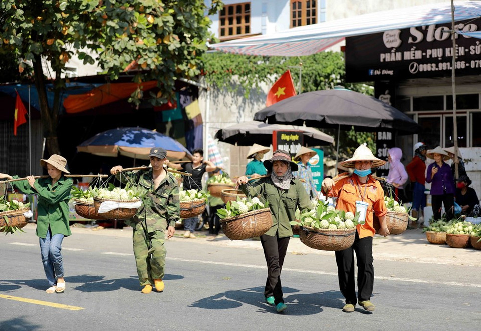 芝陵特产番荔枝在芝陵县芝陵镇市场上出售。越通社记者 武生 摄