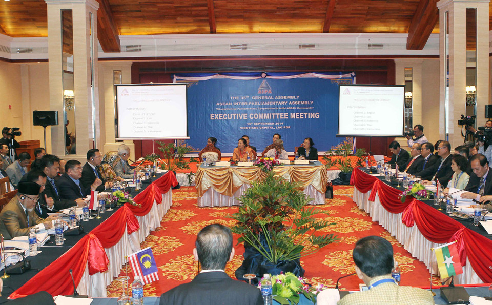 2014年9月15日晚在首都万象，越南国会主席、国会代表团团长阮生雄出席第35届东盟议会联盟执行委员会会议。越通社记者 颜创 摄