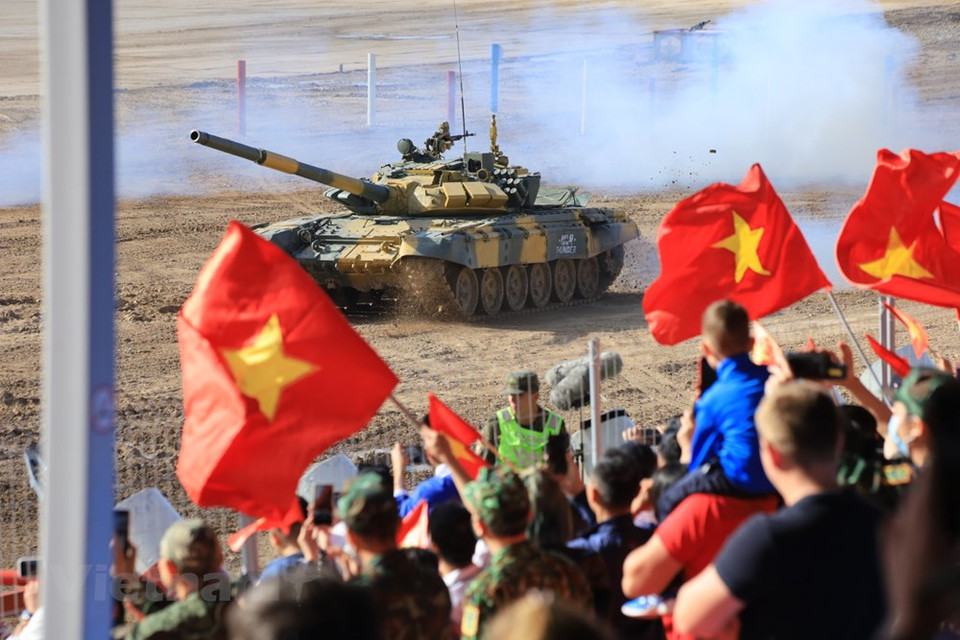 越南坦克车组成员尽最大努力完成比赛项目。越通社记者 陈孝 摄