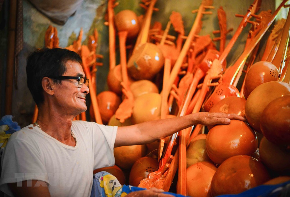 天曲艺人专用的天琴要提前订做，制作艺人要特别仔细地制作的。越通社记者 越山 摄