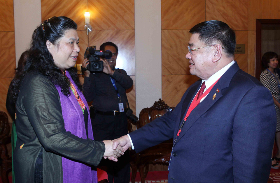 在第35届东盟议会联盟大会框架内，2014年9月17日下午在首都万象，越南国会副主席丛氏放会见柬埔寨国会财经、银行与审计委员会主席姜叶（Cheam Yeap）。越通社记者 颜创 摄