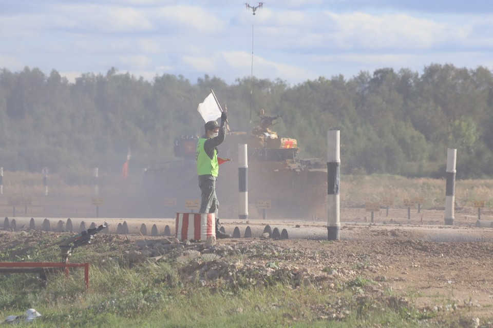 越南坦克克服反坦克壕沟。越通社记者 陈孝 摄