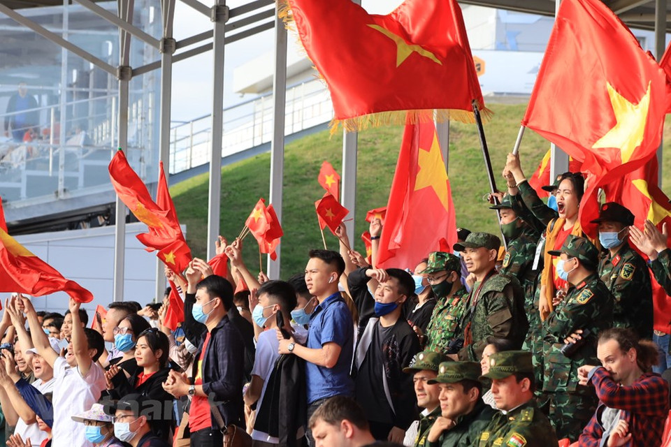 现场观众观赛气氛热烈。越通社记者 陈孝 摄