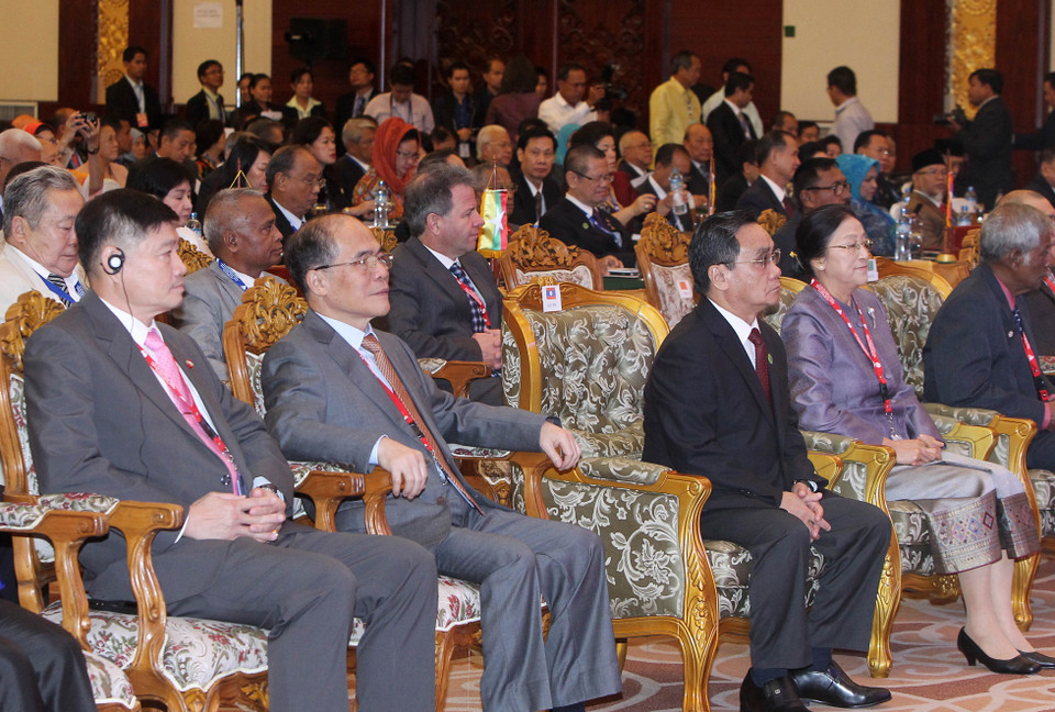 2014年9月16日上午，越南国会主席、国会代表团团长阮生雄同各国代表团团长出席第35届东盟议会联盟大会开幕式。越通社记者 颜创 摄