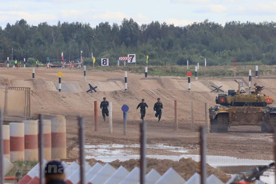 越南第一车组在坦克两项进行比赛。越通社记者 陈孝 摄