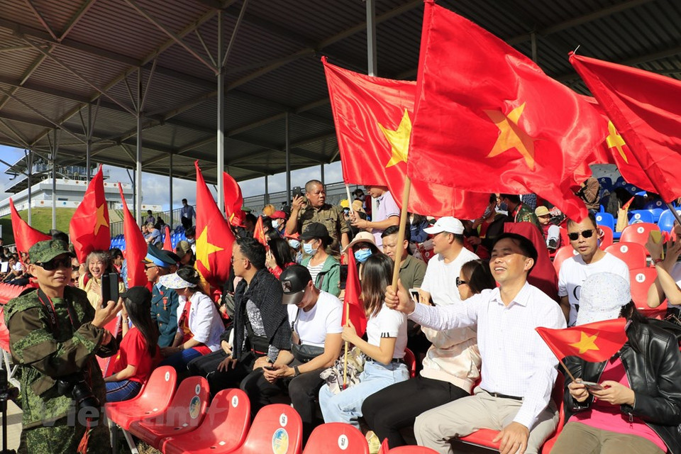 当场观众观赛热烈。越通社记者 陈孝 摄