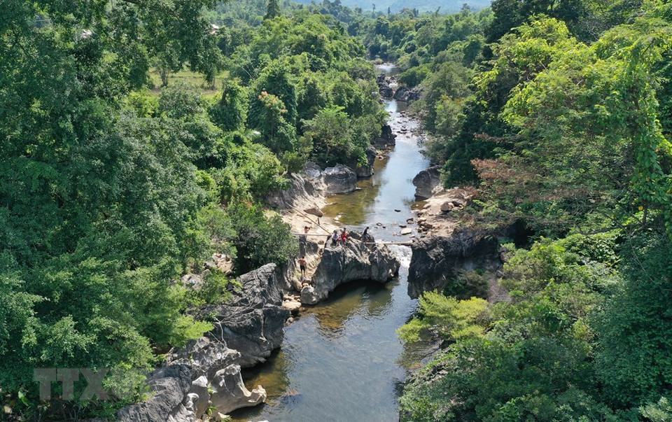 椰佬小溪是椰隆乡颇受游客们青睐的景点。越通社记者 胡桥 摄