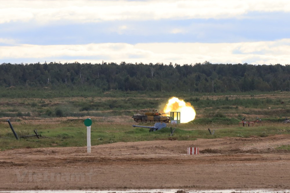 越南坦克用大炮摧毁目标。越通社记者 陈孝 摄